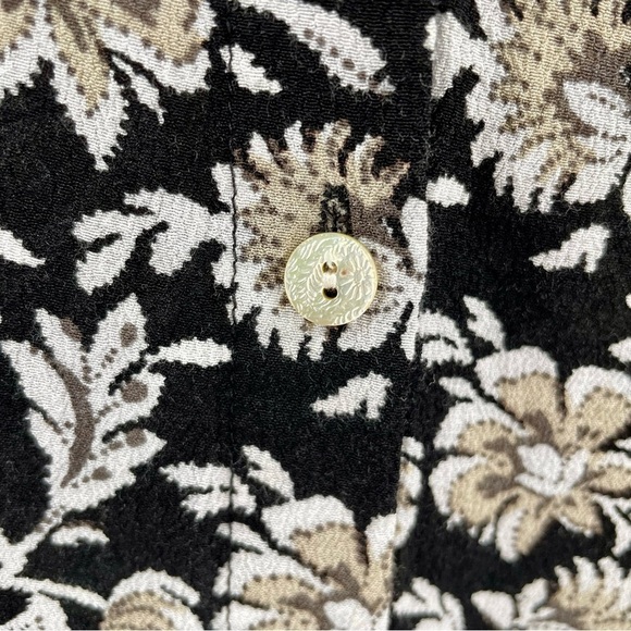 J Jill Rayon Black Cream Floral Blouse 3/4 Sleeve Button Up Shark Bite Hem - Picture 4 of 11